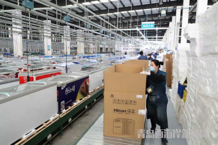 青島海容商用冷鏈股份有限公司車間工人在生產線上作業（王培珂攝）2_meitu_16.jpg