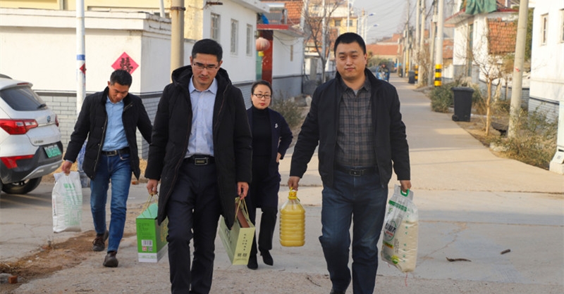 黃發集團到海青鎮開展“結對幫扶”活動