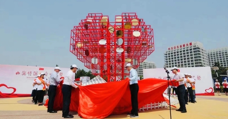 “山海情深·愛心匯聚”雕塑落成暨青島愛心廣場命名儀式在城市陽臺景區舉行